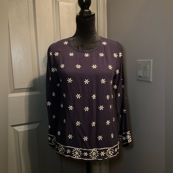 👛 Anany medium Navy long sleeve w/embroidered white flowers - Picture 1 of 2